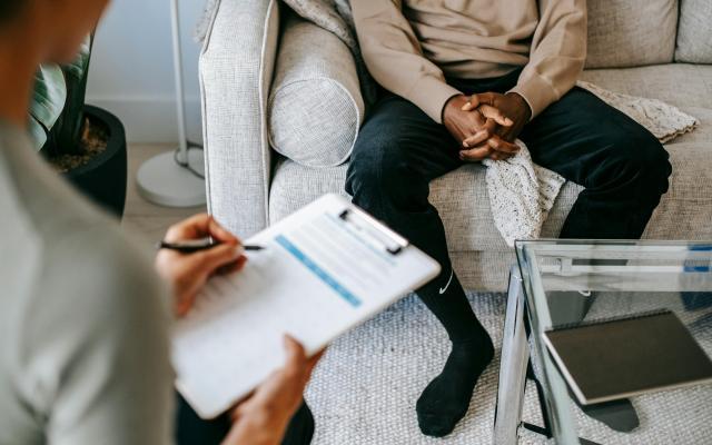 Man heeft vertrouwelijk gesprek met vertrouwenspersoon