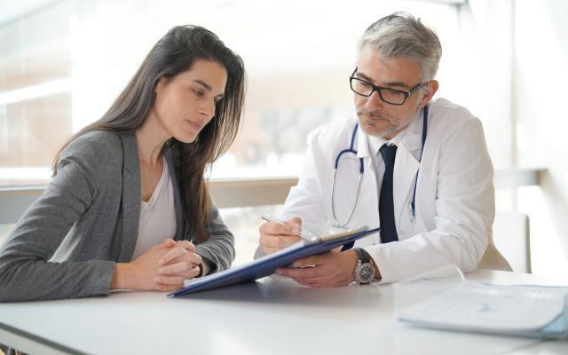 bedrijfsarts geeft consultatie 