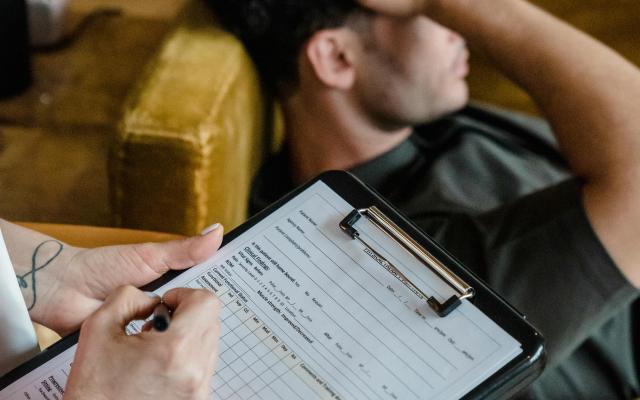 zieke man op zetel met dokter 